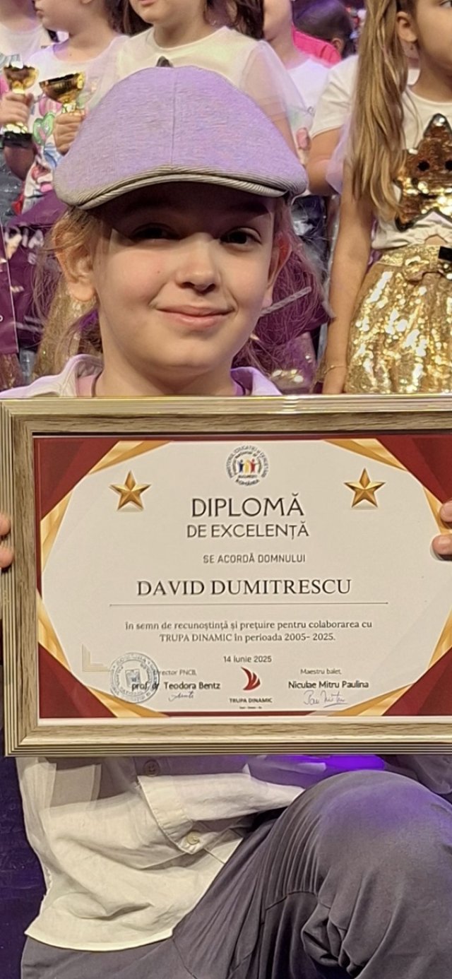 David Dumitrescu, un elev de numai 12 ani l-a redus la tăcere pe marele Florin Piersic. Studiază pianul de la 7 ani.