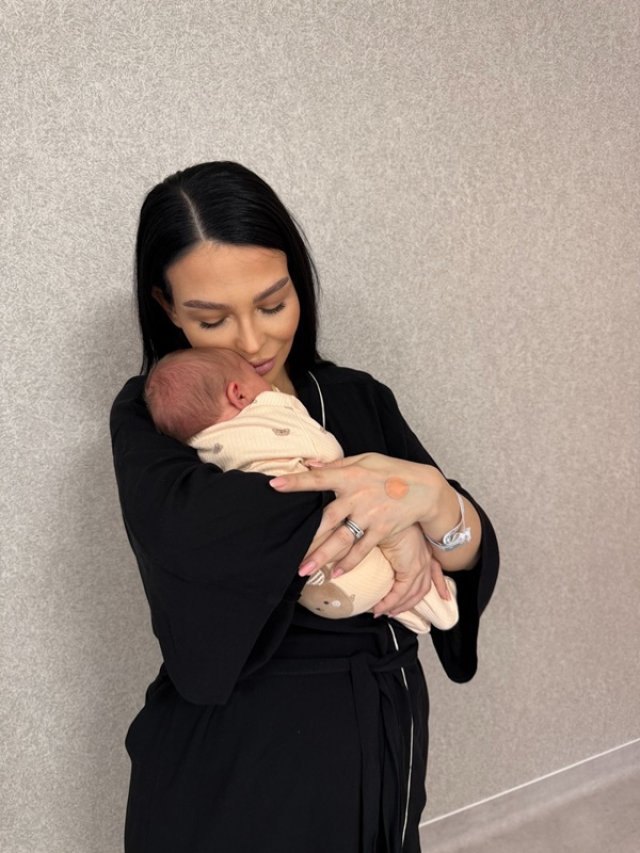 Francisca și Tj Miles au devenit părinți pentru prima dată. Clara Lia a venit pe lume mai devreme.