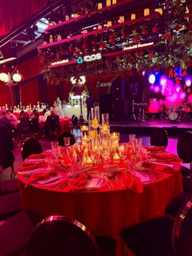 Roxana Nemeș și-a creștinat gemenii. Ania și Zian au ca nași pe Corina și Mihnea Năstase.