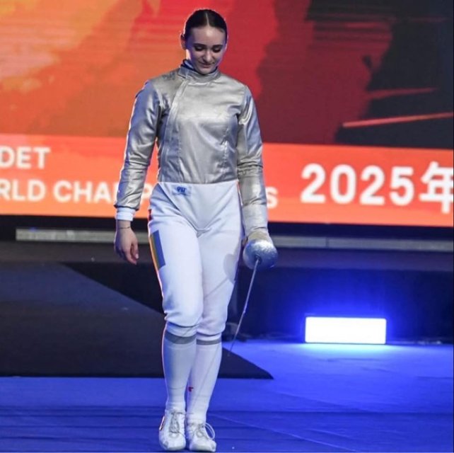 Amalia Covaliu este tânăra de 17 care a adus acasă medalia de argint la scrimă