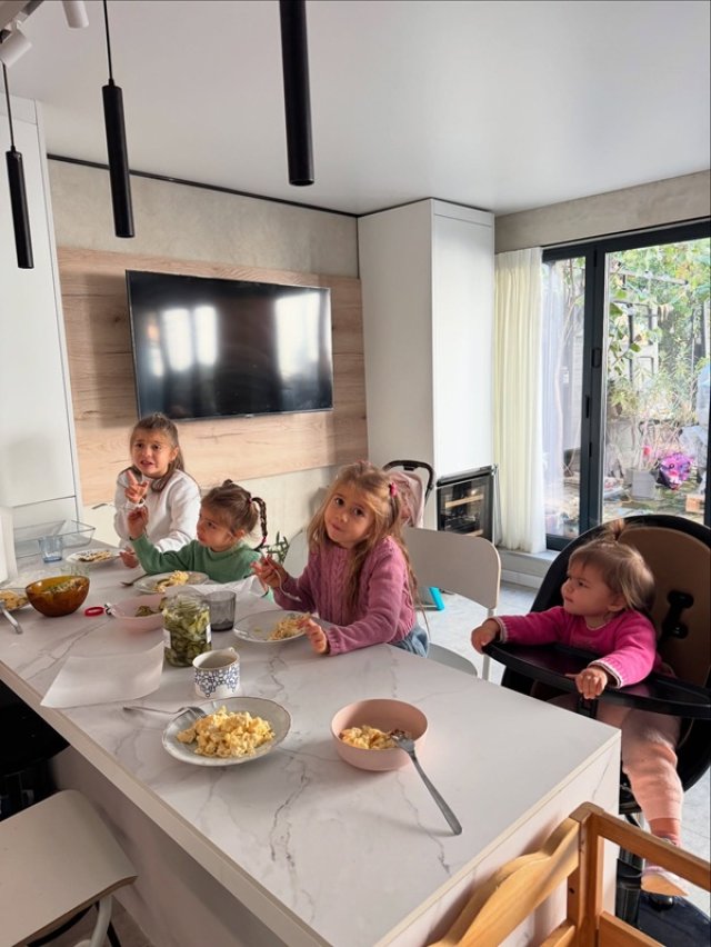 Laura Cosoi, adevărul despre viața cu 4 copii, în curând 5. Află ce reguli aplică.