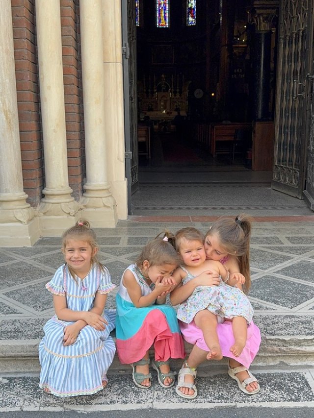 Laura Cosoi, adevărul despre viața cu 4 copii, în curând 5. Soțul îi este ajutor de nădejde.