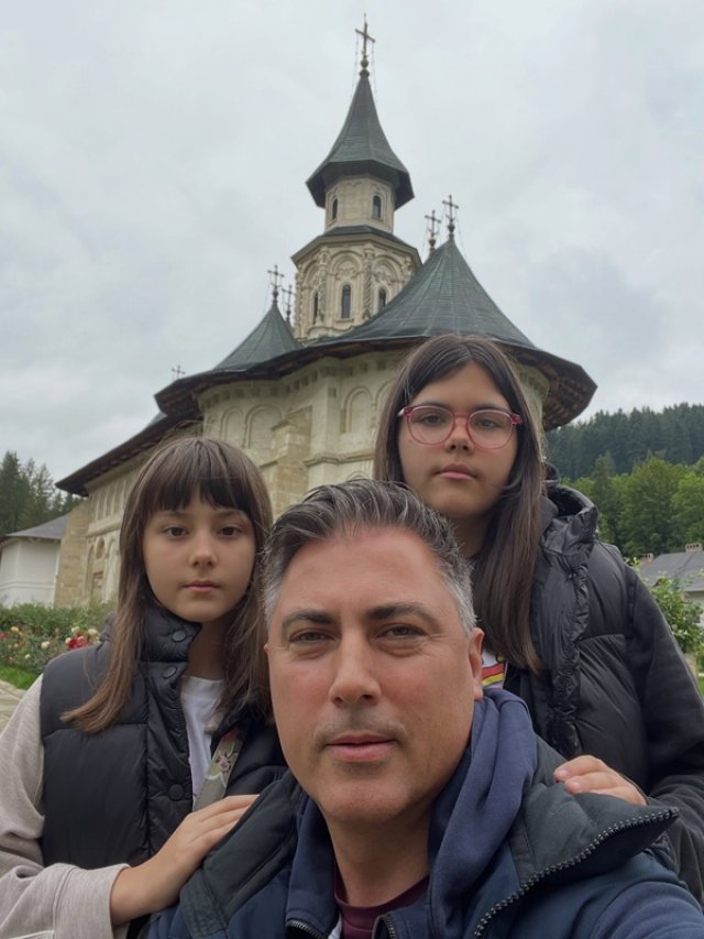 Fanii lui Alexandru Ciucu au sesizat că fetițele lui nu zâmbesc în pozele cu el.