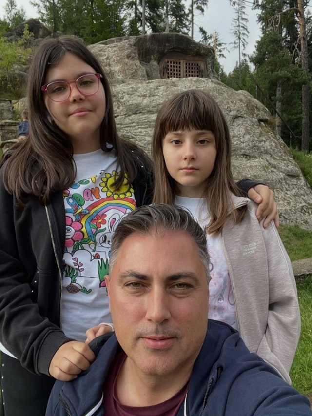 Fanii lui Alexandru Ciucu au sesizat că fetițele lui nu zâmbesc în pozele cu el. Designerul le-a plimbat prin toată țara.