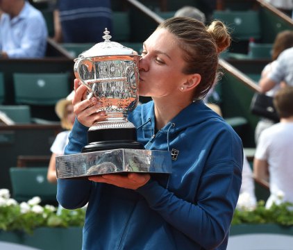 Simona Halep sărutând trofeul Suzanne Lenglen, după ce a câștigat meciul de finală cu Sloane Stephens SUA, la 2018 French Open - Roland Garros în 9 Iunie, 2018 în Paris, Franța