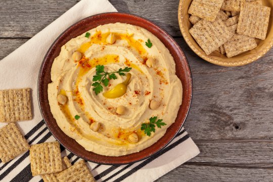 Hummus cu crackers