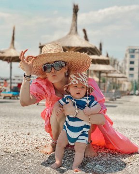 Alina Tănasă și fiul ei în vacanță