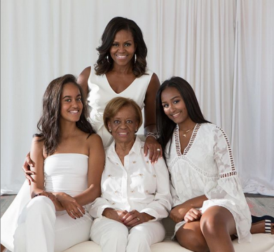 21. Michelle Obama şi Malia şi Sasha Obama