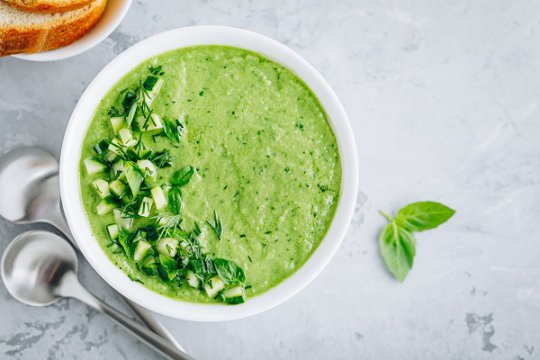 Gazpacho din castraveţi, avocado şi usturoi