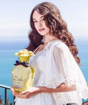 Deva este imaginea unui parfum al brand-ului Dolce&Gabbana