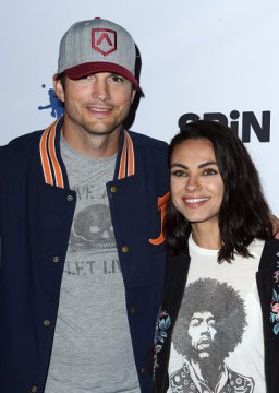 Mila Kunis și Ashton Kutcher nu și-au obișnuit copiii cu cadouri de Crăciun