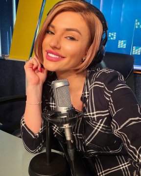 Lucrează și la radio