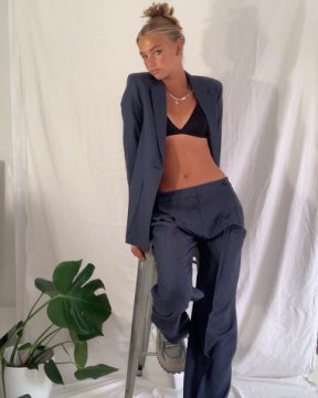 Mia Regan este model pentru colecţia de haine "VVB" (Victoria Beckham)