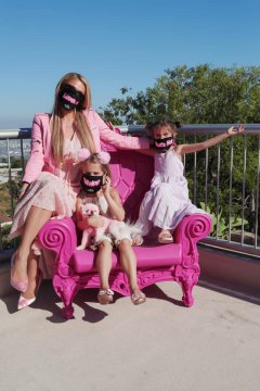 Paris Hilton se antrenează pentru rolul de mamă cu nepoatele ei