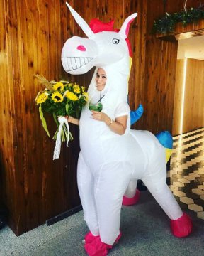 S-a îmbrăcat în unicorn