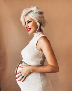 Alina Ceuşan a dezvăluit în această vară mai multe imagini cu ea însărcinată