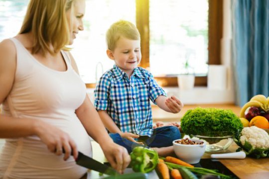 1. Implică copilului în activități culinare pe care părintele le desfășoară deja, precum gătit 