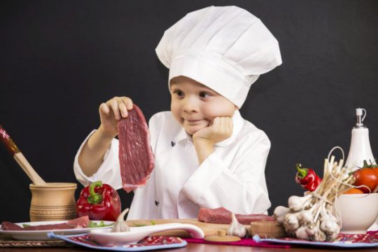 3. Gătește sau pregătește mesele împreună cu copilul pentru a-l bucura și încuraja să mănânce alimentele pe care le-a preparat.