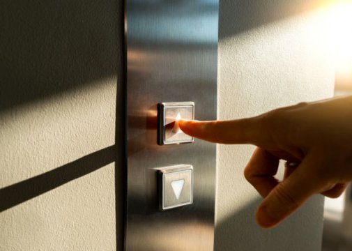6.	Atinge butonul de la lift cu cotul sau cu mâneca