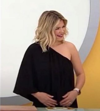 Invitată la o emisiune TV,a făcut un gest care a dat-o de gol că este însărcinată