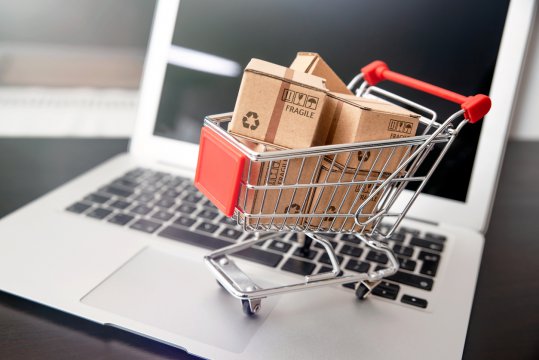 Vânzările online au crescut cu 32% în România