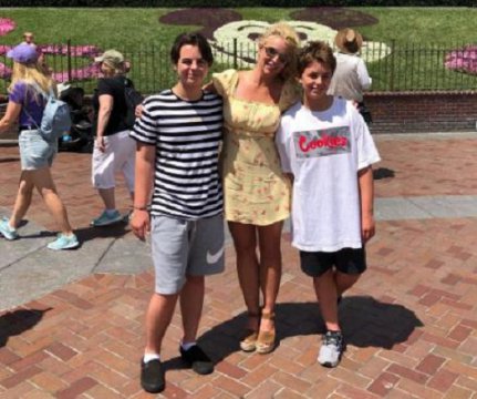 Tatăl copiilor este Kevin Federline, fostul soț al lui Britney Spears