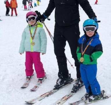 Copiii ei au învățat să schieze