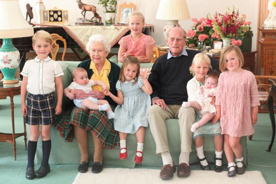 Fotografia care a emoționant o lume întreagă: Regina și Prințul Philip alături de 7 strănepoți 