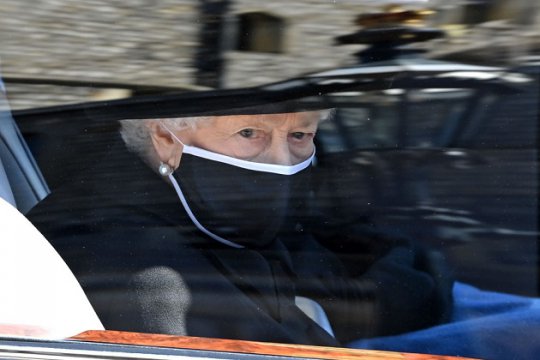 Regina Elisabeta a II-a a sosit la ceremonia funerară cu o mașină State Bentley