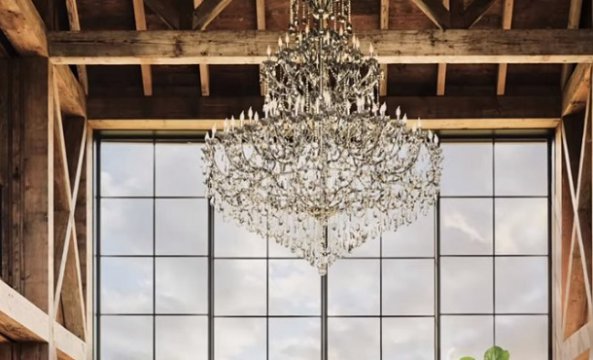 În casa de oaspeți în stilul unui „hambar” se află un candelabru de cristal