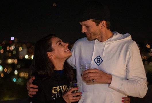 Ashton Kutcher și Mila Kunis își spală copiii „doar atunci când se vede murdăria”