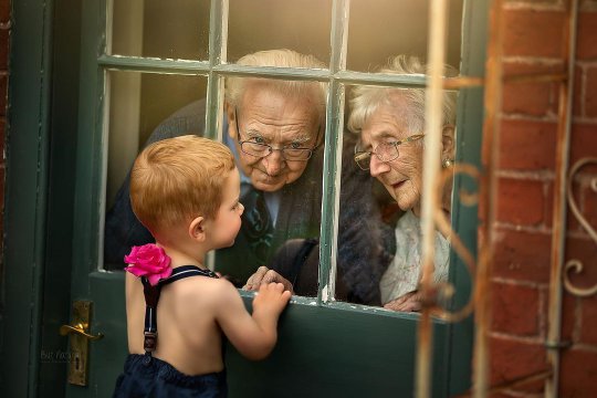 Un fotograf a surprins cele mai frumoase imagini cu bunicii și nepoții lor