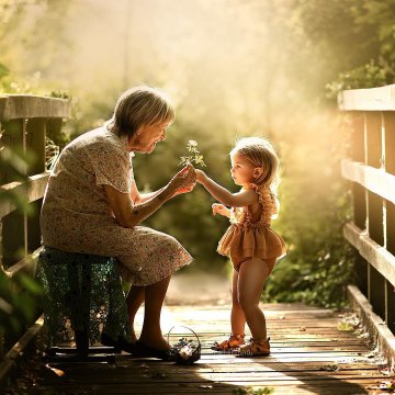 În preajma bunicilor, copiii pot avea parte de afecțiune, dragoste necondiționată