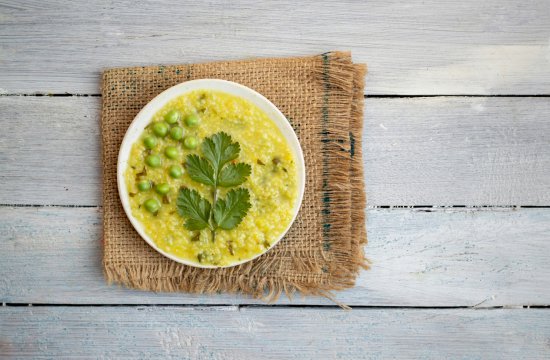 Mâncare indiană cu mazăre (Khichuri)