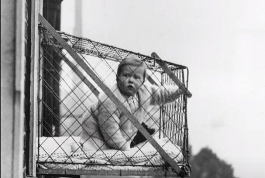 Un copil mic ar trebui să stea toată ziua la aer, chiar și într-o „cușcă”