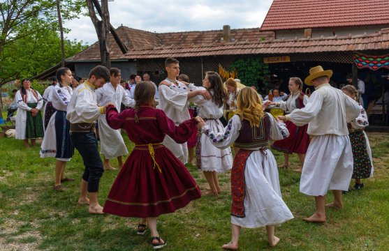 De Dragobete se glumește și se dansează