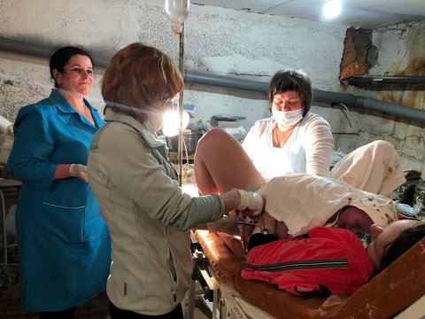 Mamele ucrainene nasc așa cum nu și-ar fi imaginat vreodată: sub pământ, în adăposturi antiaeriene