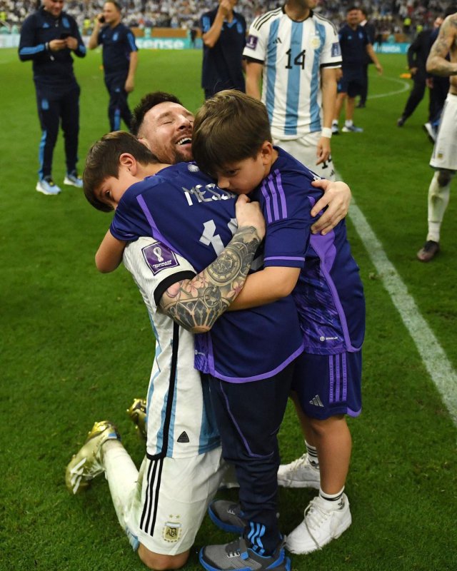 Leo Messi și copiii săi, îmbrățișare emoționantă pe teren, după ce Argentina a câstigat Cupa Mondială