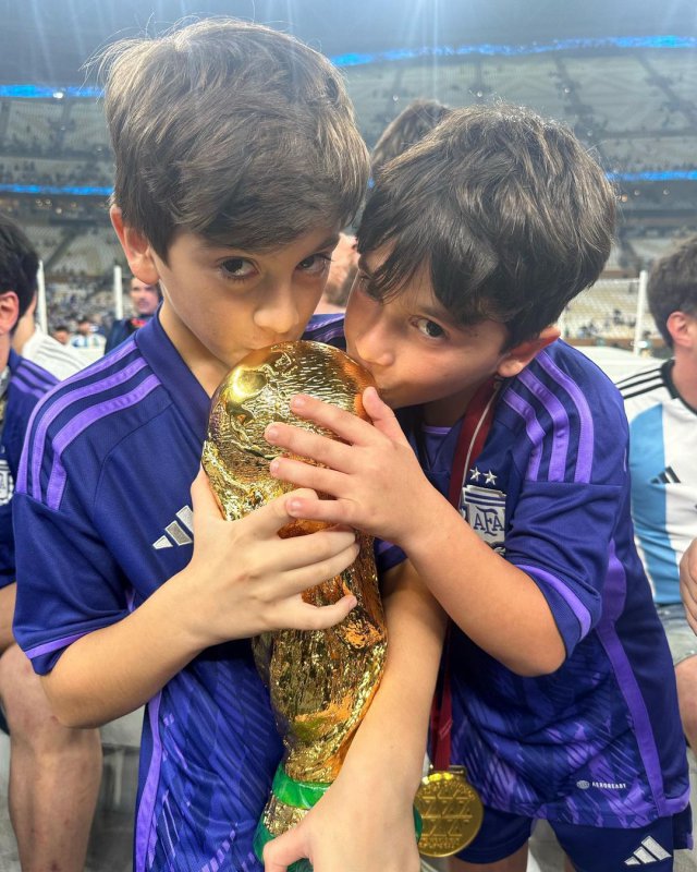 Copiii lui Messi sărutând trofeul Cupei Mondiale