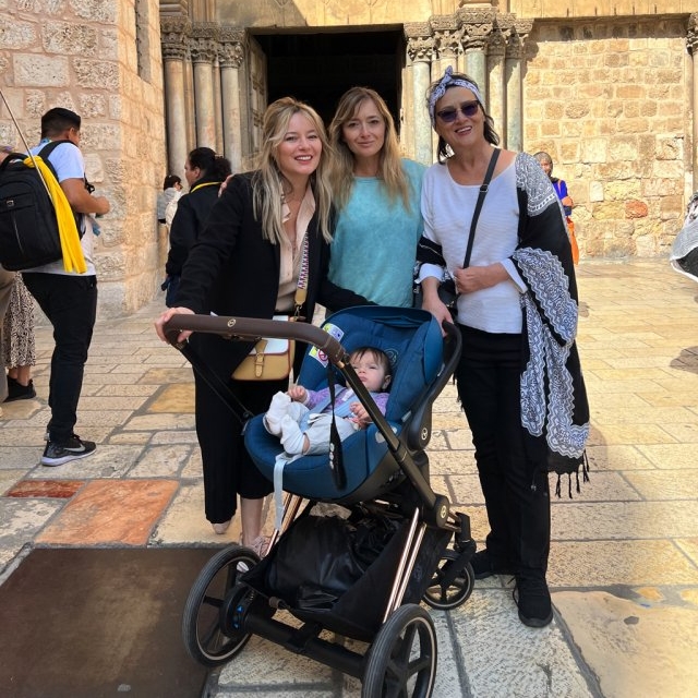 Înainte de vacanța în Vietnam și Bali, Laura a mers cu fiica cea mică la Ierusalim!