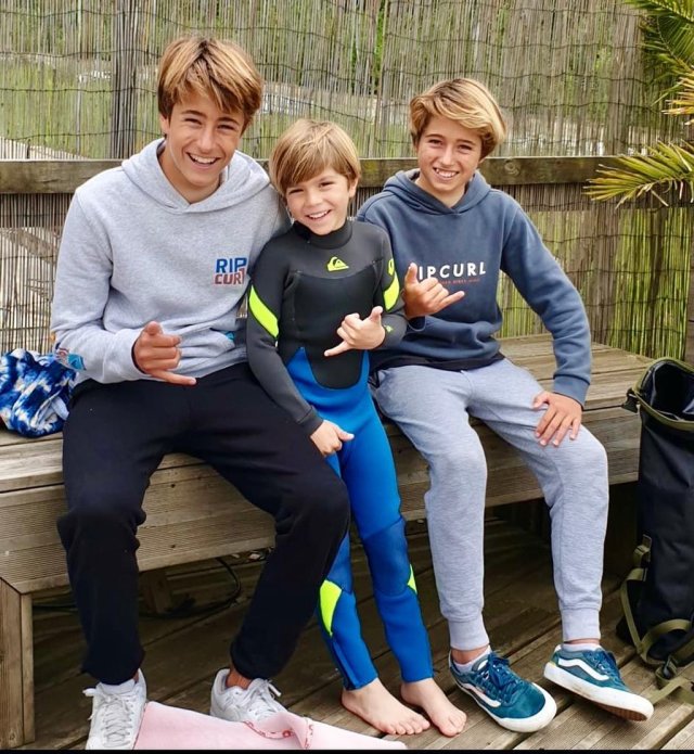 Sasha este pasionat de surfing, tenis și karate