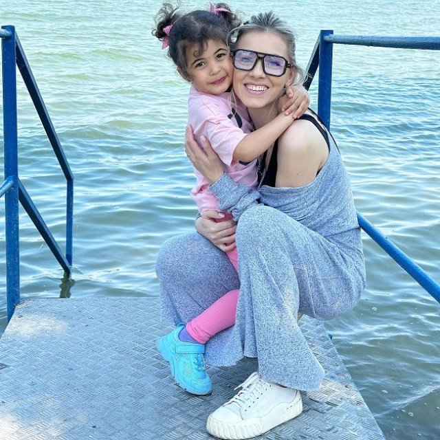"Odată cu ea s-a născut și mama Andreea..."