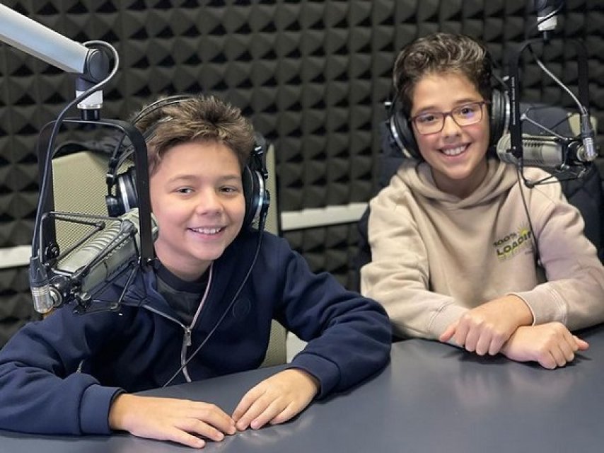Este pasionat și de radio