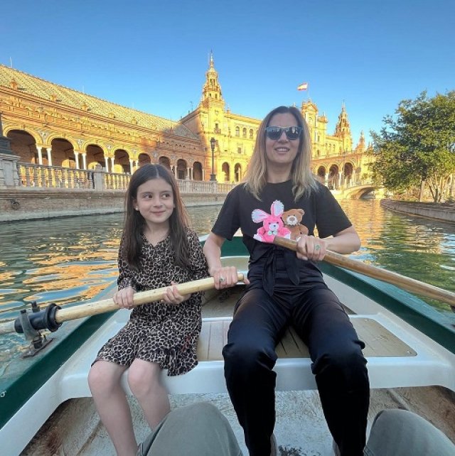Adoră să plece în vacanțe împreună cu fetița ei