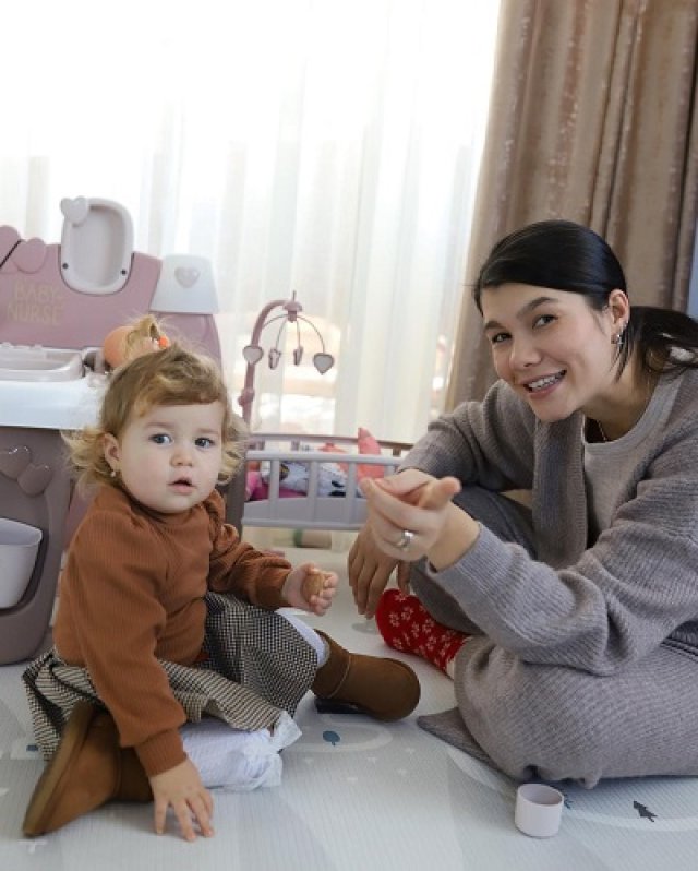 Este mama unei fetițe de 2 ani