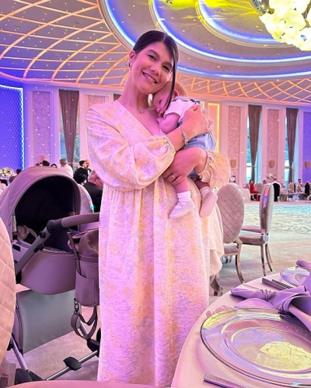 Este și mamă de băiat