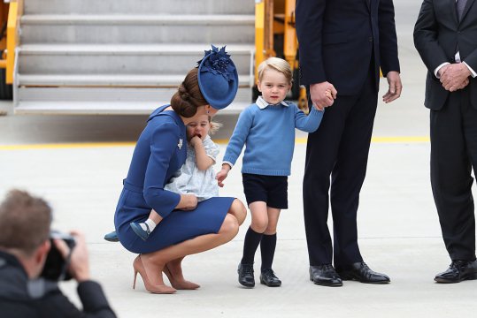 Kate Middleton se apleaca la nivelul lui George pentru a-l liniști