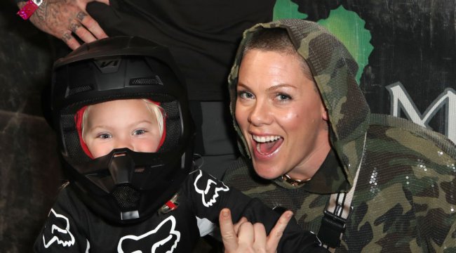 Pink si fiul ei la Monster Energy Supercross VIP Event, în ianuarie 2020 