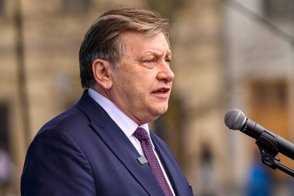 Cu ce se ocupă fiica lui Crin Antonescu. După ce soția lui a murit, politicianul a crescut-o pe Irina o perioadă singur