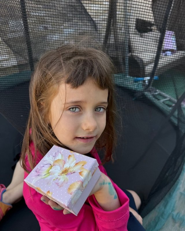 Clipe extrem de grele pentru Gabriela Cristea. Fiicele ei s-au jucat de-a frizerul